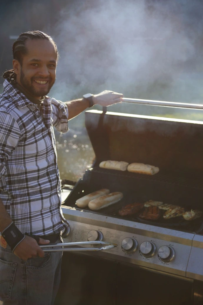 Benjamin beim grillen