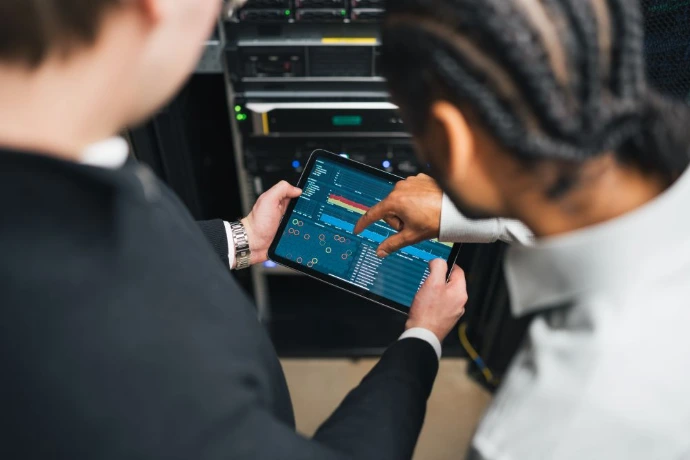 Monitoringübersicht vor dem Serverrack